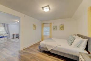 1 chambre, bureau, fer et planche à repasser, lit parapluie