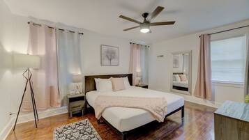 3 bedrooms, desk, travel crib, WiFi