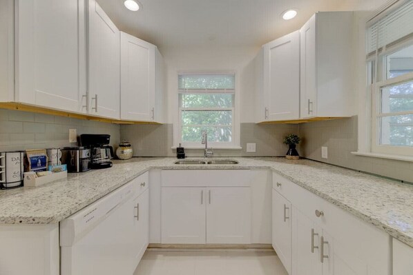 冰箱、微波炉、烤箱、炉灶