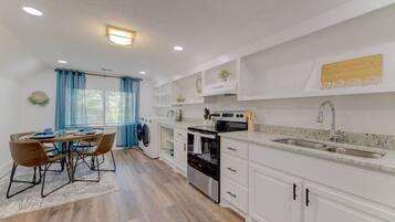 雪櫃、微波爐、焗爐、爐具