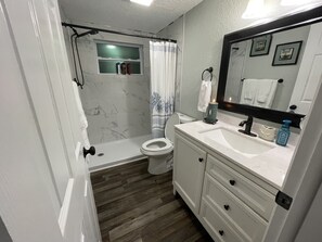 Shower, hair dryer, towels, soap - King Bed Lovely Florida Home Near Beaches, Long Stays (New Port Richey)