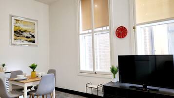 Apartment, 2 Queen Beds | Dining