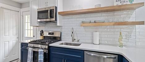 Een koelkast, een magnetron, een oven, een kookplaat