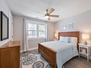 3 habitaciones, tabla de planchar con plancha y cuna de viaje 