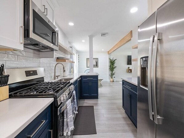 Refrigerador, microondas, horno y parrilla de estufa 