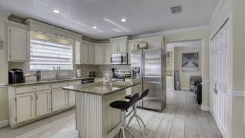 Kylskåp, mikrovågsugn, ugn och spishäll