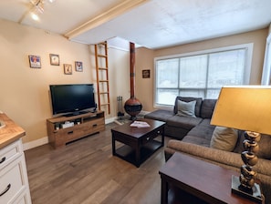 Smart TV, fireplace