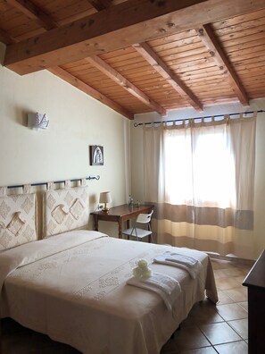 2 Schlafzimmer, Bügeleisen/Bügelbrett