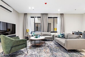 아파트 | 거실 공간 | 디지털 채널 시청이 가능한 65인치 LCD TV, TV