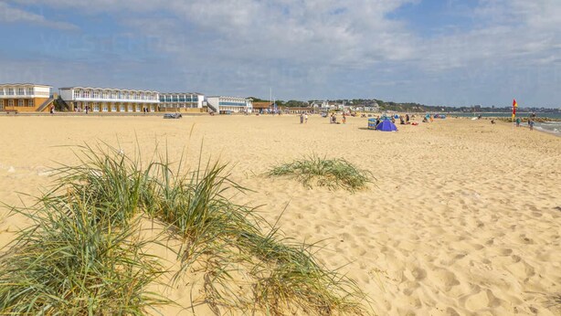 A sandy beach with a row of buildings in the background. - Zen Garden Cottage - Sleeps 2 - Patio & Parking (Poole)