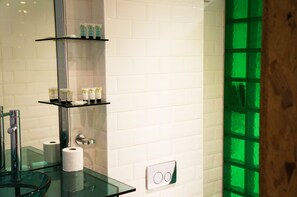 Bathroom - Zen Garden Cottage - Sleeps 2 - Patio & Parking (Poole)