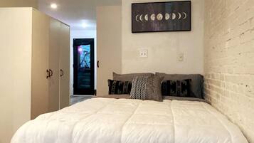 1 soverom, skrivebord, strykejern/-brett og wi-fi (inkludert)