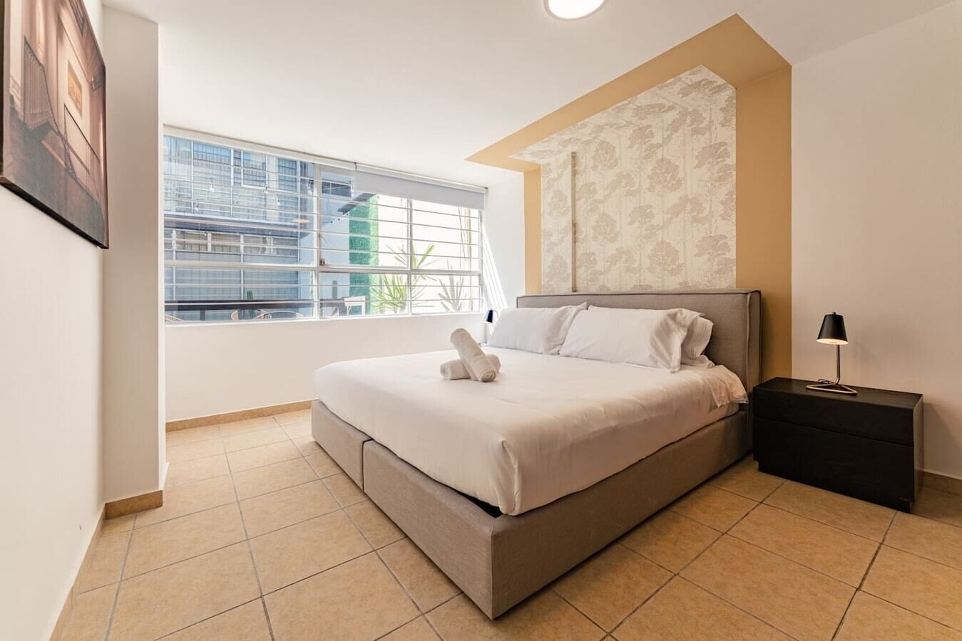 Silitysrauta/-lauta, Wi-Fi, vuodevaatteet