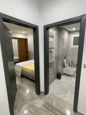 4 habitaciones, escritorio, tabla de planchar con plancha y wifi 