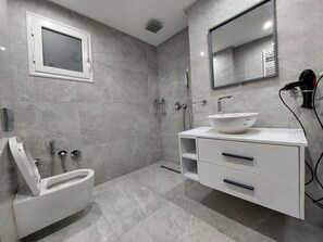 Regadera, amenidades de baño gratuitas, secadora de cabello, pantuflas 