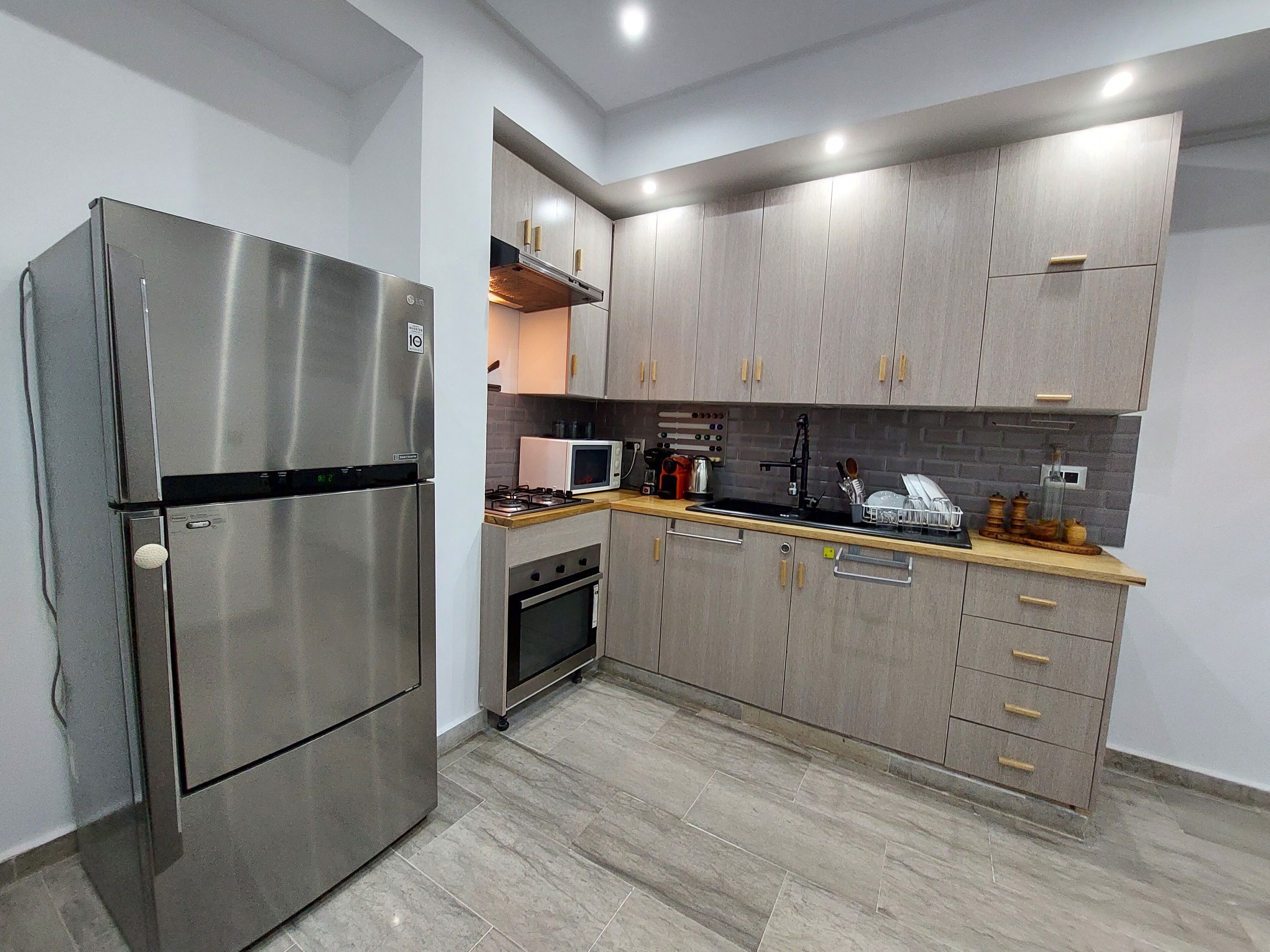 Réfrigérateur, micro-ondes, four, plaque de cuisson