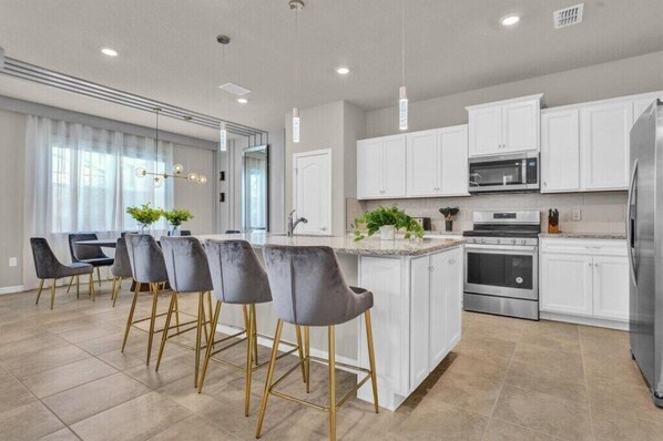 Jääkaappi, mikroaaltouuni, uuni, liesi