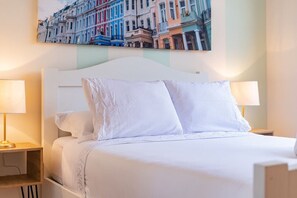 Tabla de planchar con plancha, wifi y ropa de cama 