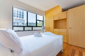Tabla de planchar con plancha, wifi y ropa de cama 
