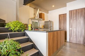 Réfrigérateur, micro-ondes, four, plaque de cuisson