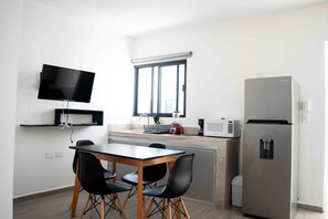 Kühlschrank, Mikrowelle, Herdplatte, Wasserkocher mit Kaffee-/Teezubehör