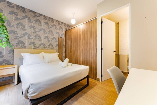 Tabla de planchar con plancha, wifi y ropa de cama 