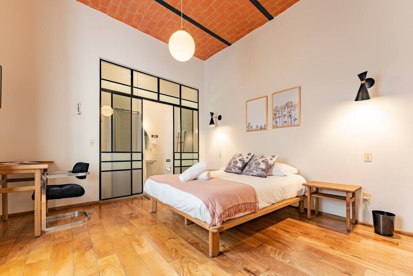 Tabla de planchar con plancha, wifi y ropa de cama 