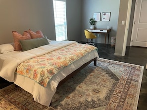 3 habitaciones, tabla de planchar con plancha, internet y ropa de cama