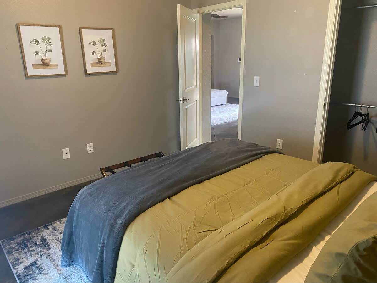 3 habitaciones, escritorio, tabla de planchar con plancha y wifi 