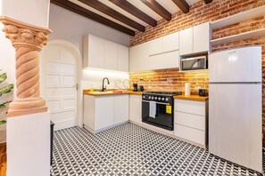 Een koelkast, een magnetron, een oven, een kookplaat