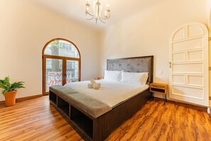 Een strijkplank/strijkijzer, wifi, beddengoed