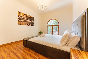Tabla de planchar con plancha, wifi, ropa de cama
