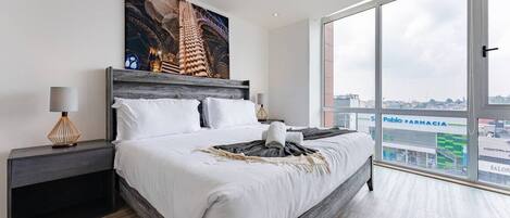 Tabla de planchar con plancha, wifi y ropa de cama