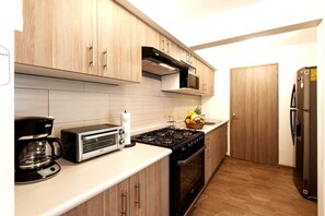 Réfrigérateur, four à micro-ondes, un four, surface de cuisson