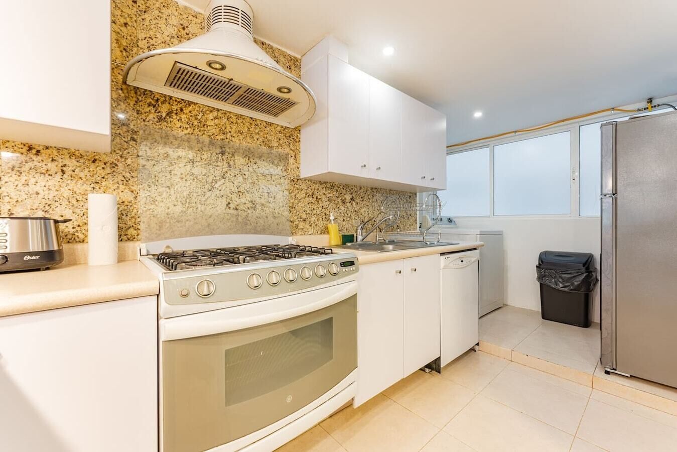 Køleskab, mikrobølgeovn, ovn, kogeplade