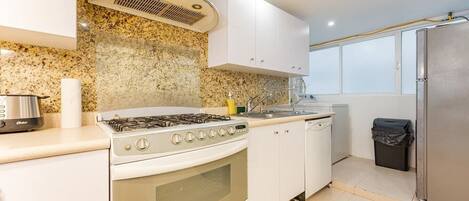 Køleskab, mikrobølgeovn, ovn, kogeplade