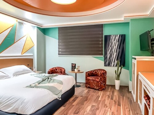 VH | Hotel room with KING bed and parking |42