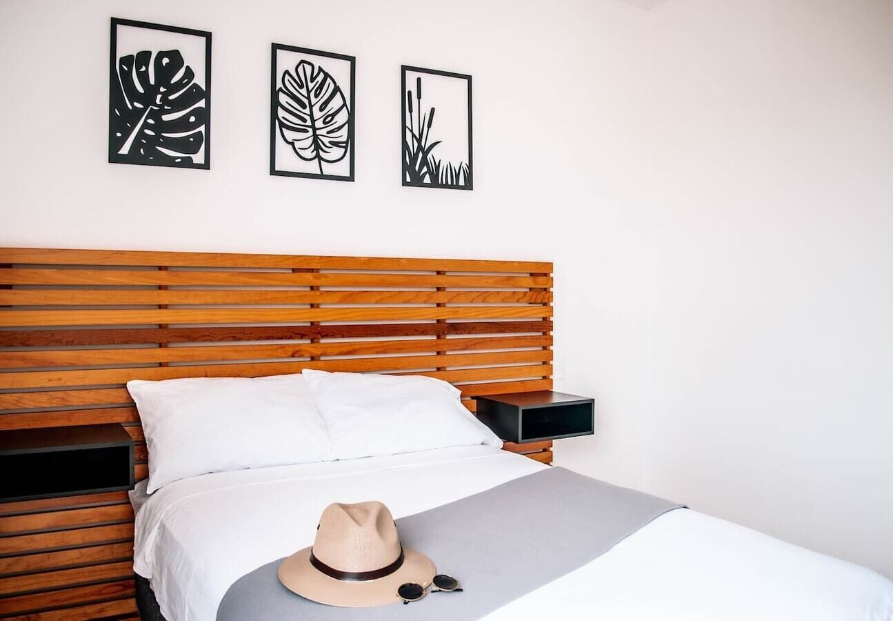 Tabla de planchar con plancha, wifi, ropa de cama