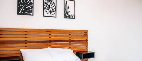 Tabla de planchar con plancha, wifi, ropa de cama