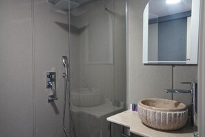 Phòng đôi hoặc 2 giường đơn Tiêu chuẩn, 1 giường cỡ queen, quang cảnh biển | Phòng tắm | Buồng tắm vòi sen, máy sấy tóc, dép đi trong nhà, khăn tắm 