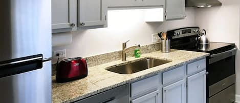 Geladeira, micro-ondas, fogão, cooktop
