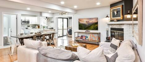 Smart-TV, Kamin, Bücher