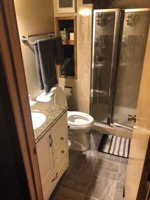 وحدات دش مع أحواض استحمام، حوض استحمام بنظام ضخ المياه، مجففات شعر