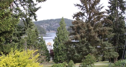 Chalet overlooking quiet bay, surrounded by Deception Pass state park