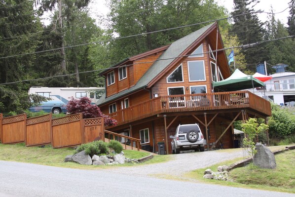 المنشأة من الخارج