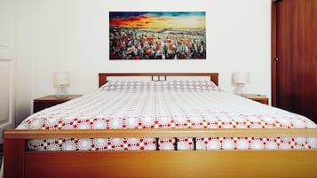 1 habitación, tabla de planchar con plancha, wifi gratis y ropa de cama