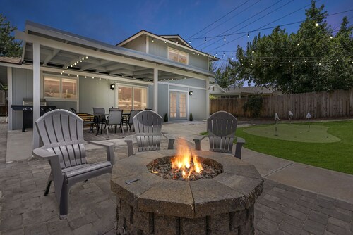 5 Minutes from Downtown- Game room, firepit and TV in every bedroom!
