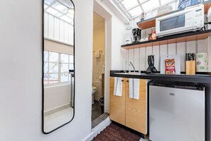 Mikrowelle, Wasserkocher mit Kaffee-/Teezubehör