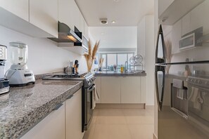 Kühlschrank, Mikrowelle, Ofen, Herdplatte