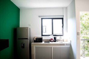 Kühlschrank, Mikrowelle, Wasserkocher mit Kaffee-/Teezubehör